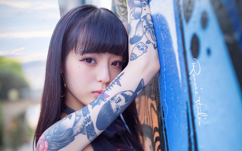 火辣纹身美女性感写真壁纸(1920x1200)