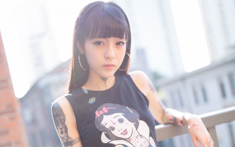 火辣纹身美女性感写真壁纸