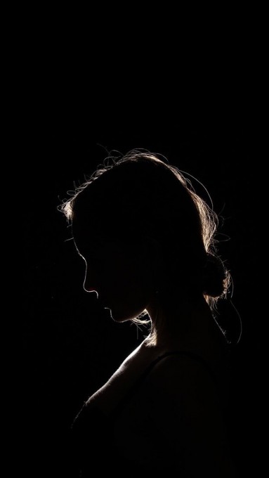 暗黑逆光美女剪影高清手机壁纸
